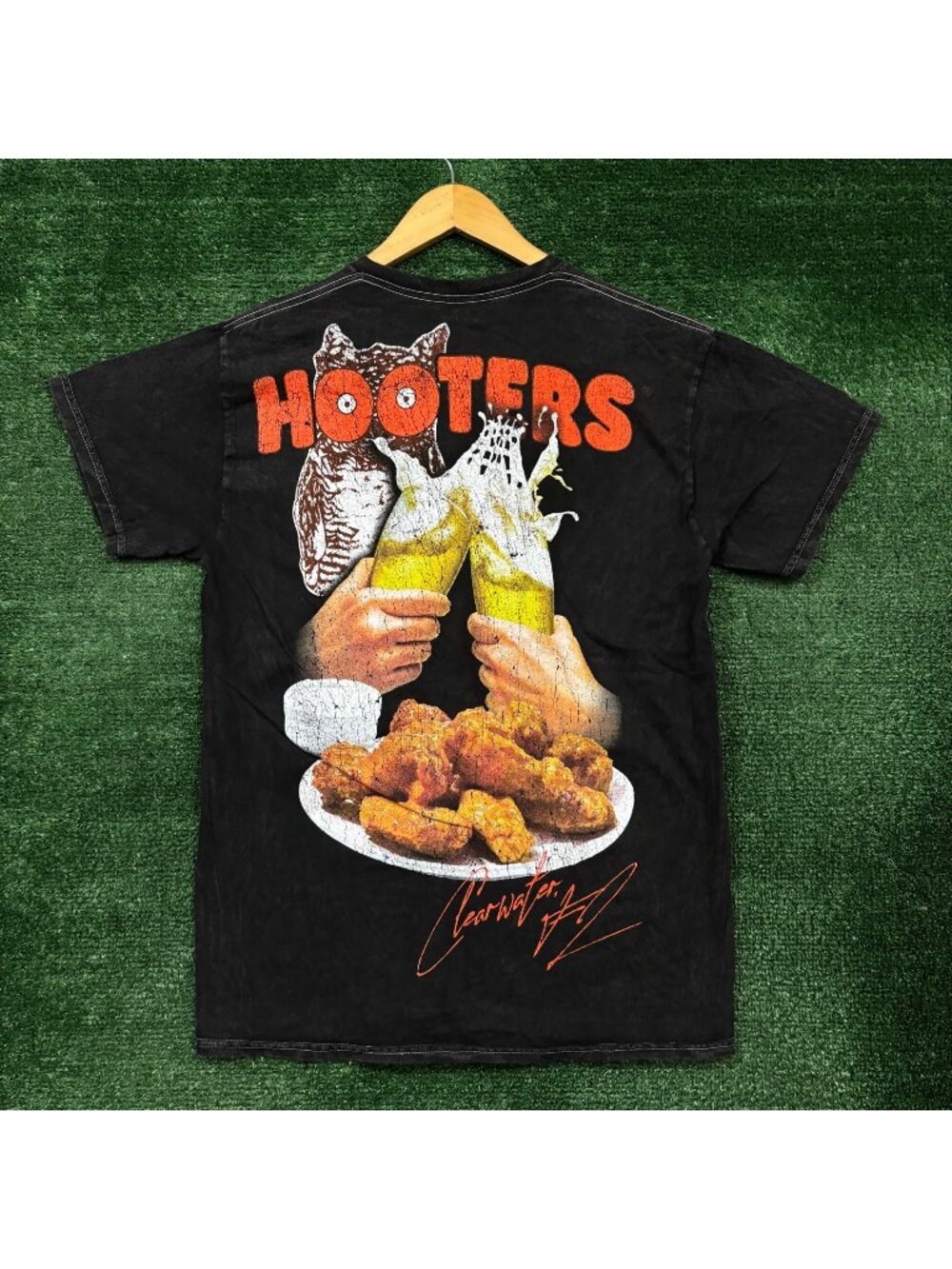 Hooters Wings Mineral Wash T-Shirt Size Medium